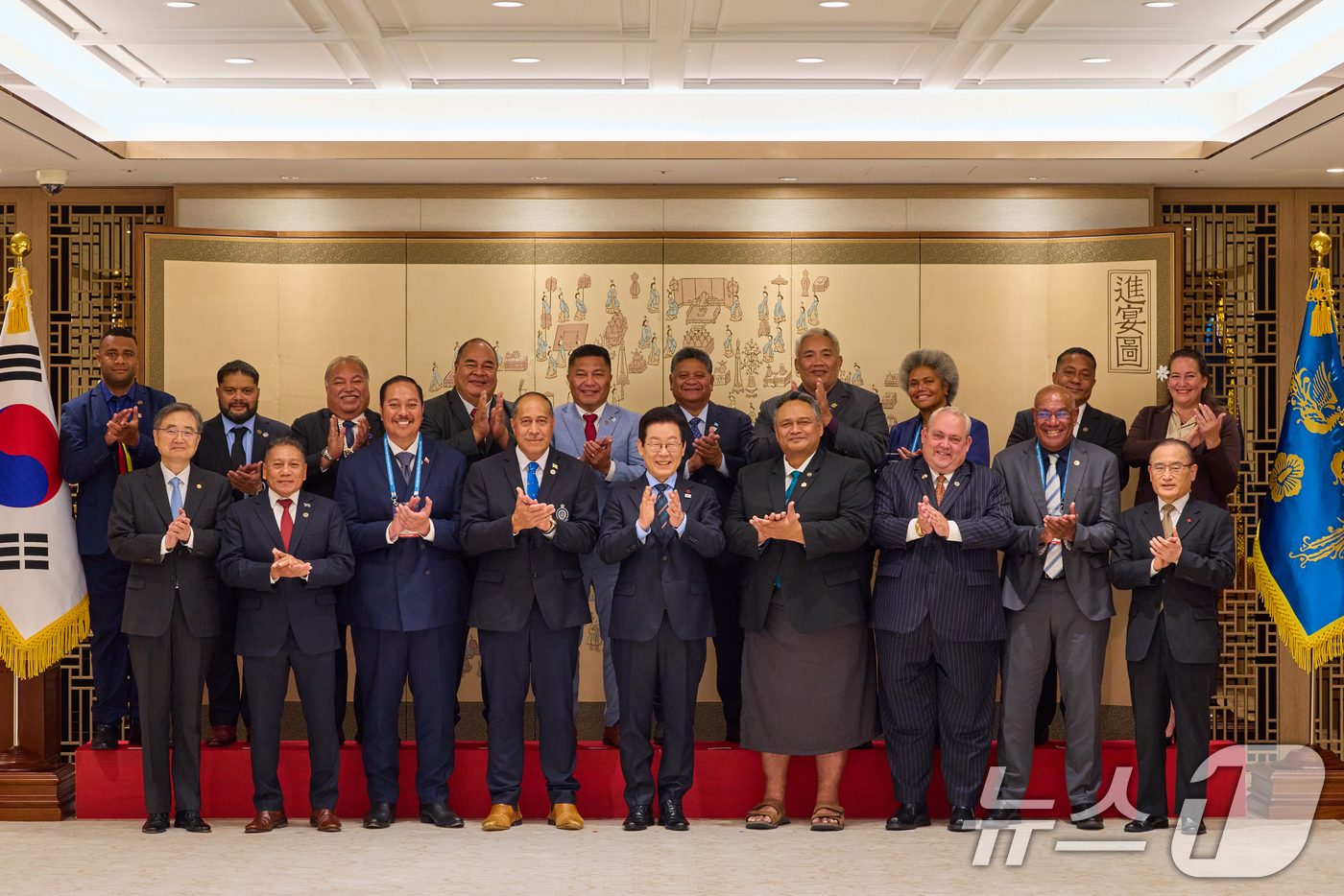 (서울=뉴스1) 허경 기자 = 이재명 대통령이 10일 서울 용산 대통령실 청사에서 열린 태평양도서국 외교장관 단체 접견에서 참석자들과 함께 기념촬영을 하고 있다. (대통령실 제공. …