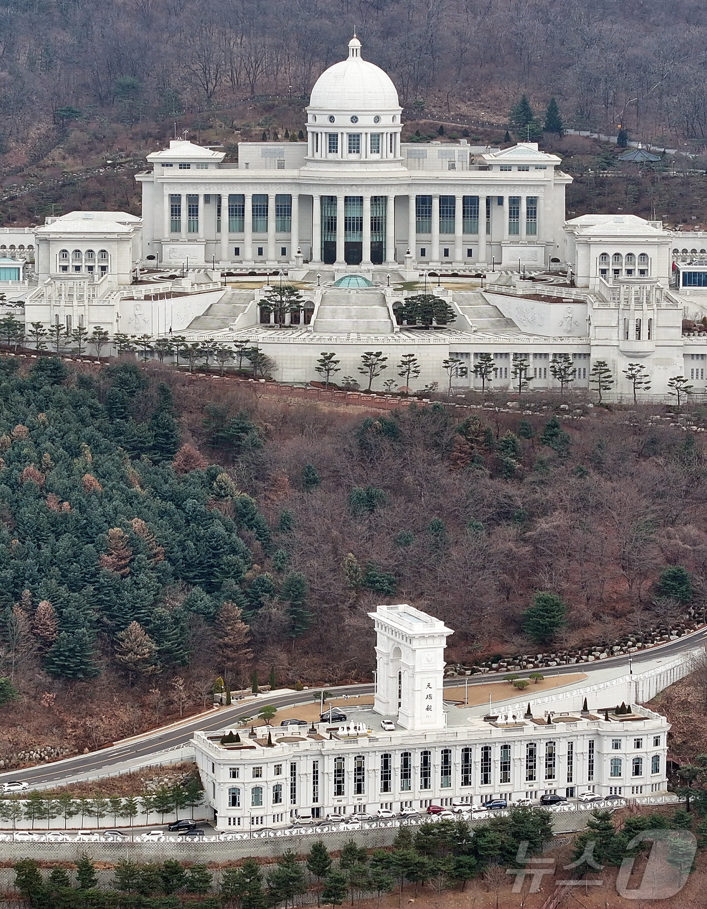 (가평=뉴스1) 김진환 기자 = 이재명 대통령이 종교단체가 정치 개입이나 불법 자금 활동 등 위법 행위를 하면 해산해야 한다고 거듭 강조했다.이 대통령의 발언은 최근 구속 기소된 …