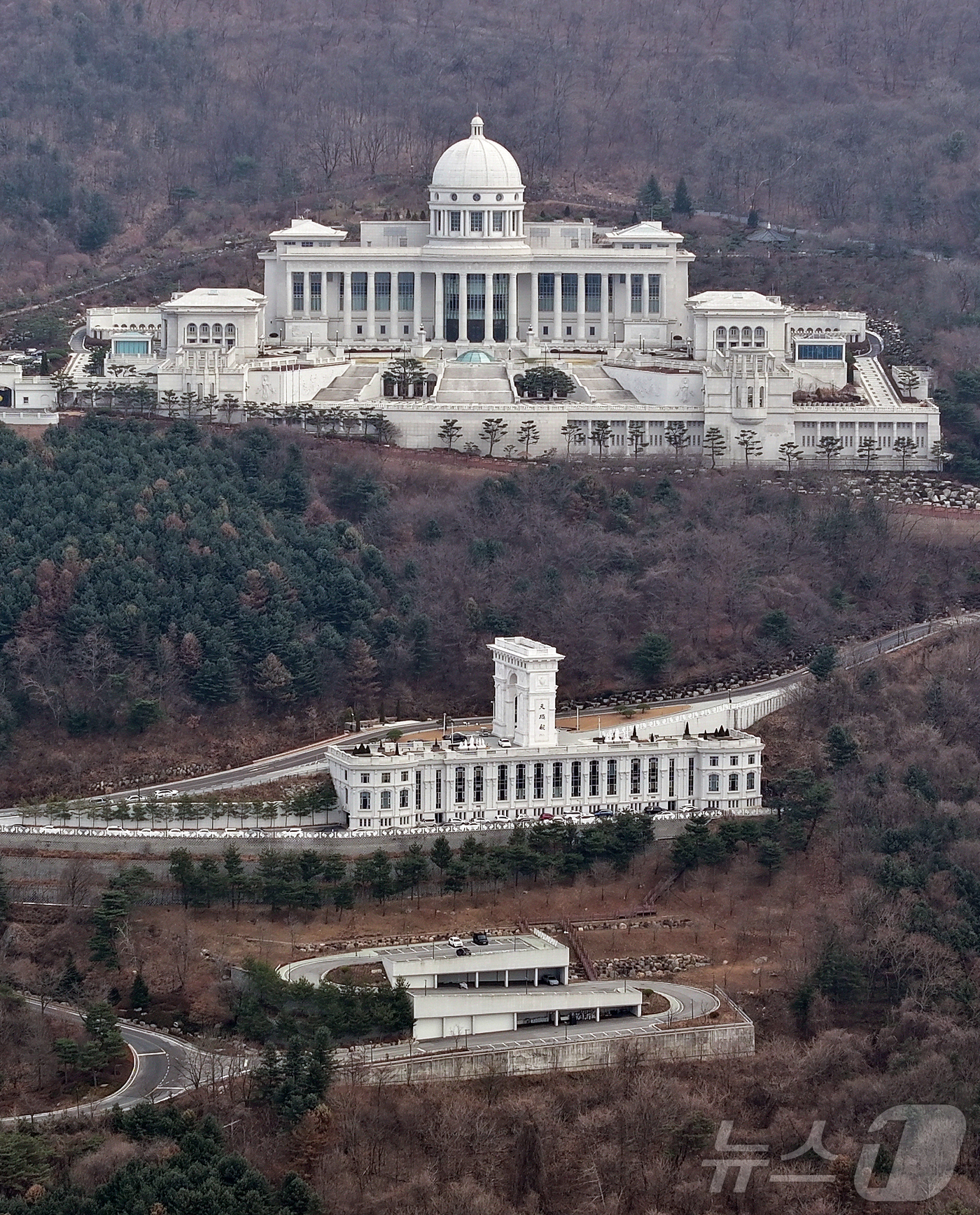 (가평=뉴스1) 김진환 기자 = 이재명 대통령이 종교단체가 정치 개입이나 불법 자금 활동 등 위법 행위를 하면 해산해야 한다고 거듭 강조했다.이 대통령의 발언은 최근 구속 기소된 …