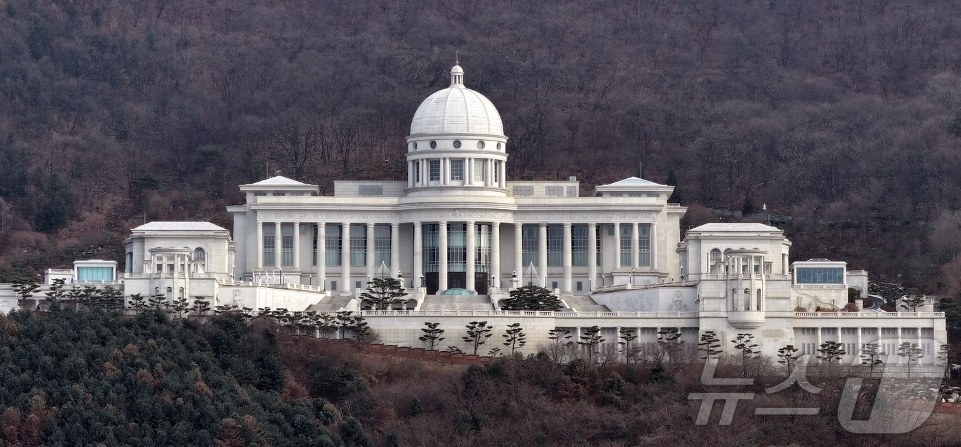 (가평=뉴스1) 김진환 기자 = 이재명 대통령이 종교단체가 정치 개입이나 불법 자금 활동 등 위법 행위를 하면 해산해야 한다고 거듭 강조했다.이 대통령의 발언은 최근 구속 기소된 …