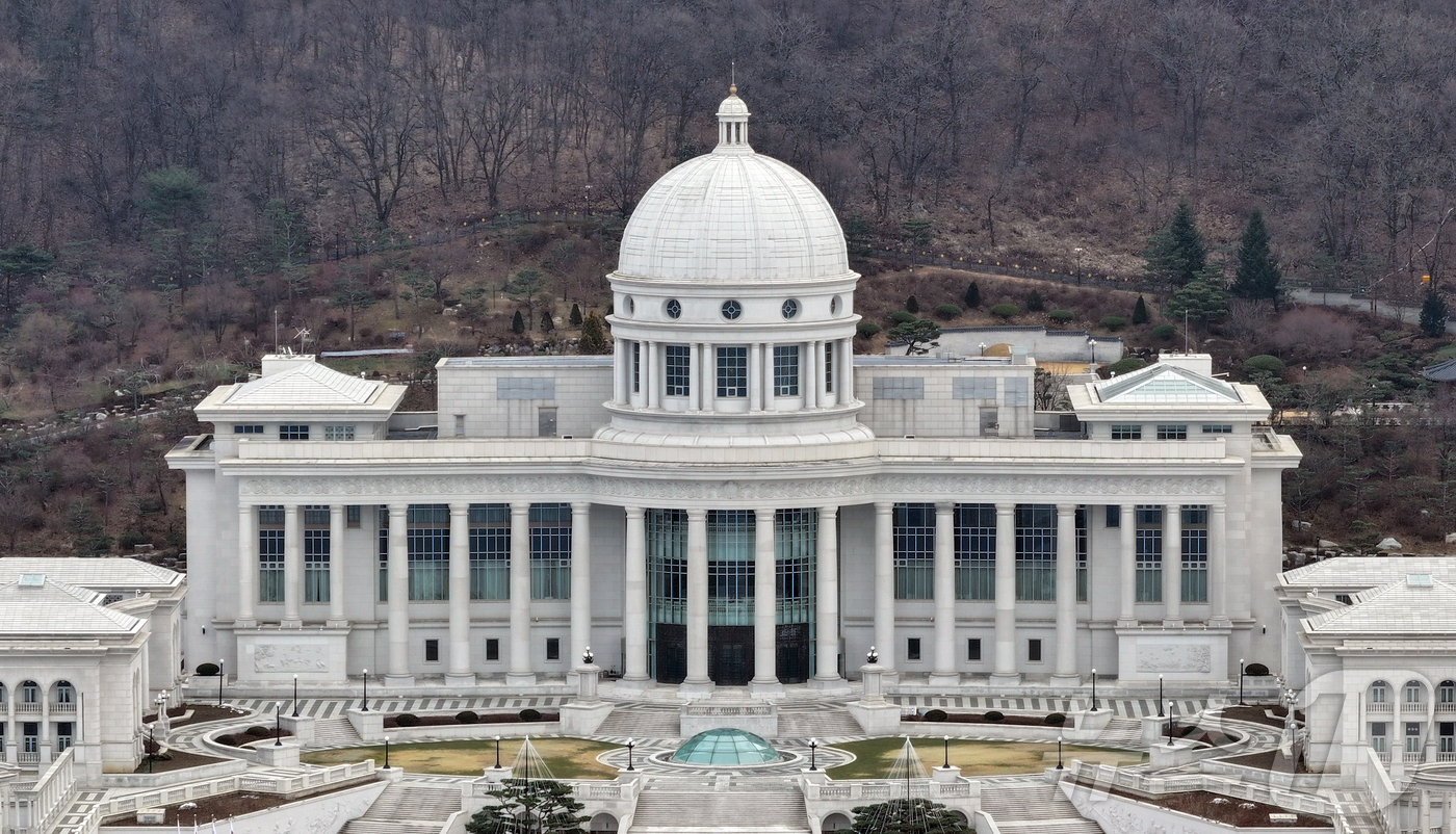 (가평=뉴스1) 김진환 기자 = 이재명 대통령이 종교단체가 정치 개입이나 불법 자금 활동 등 위법 행위를 하면 해산해야 한다고 거듭 강조했다.이 대통령의 발언은 최근 구속 기소된 …