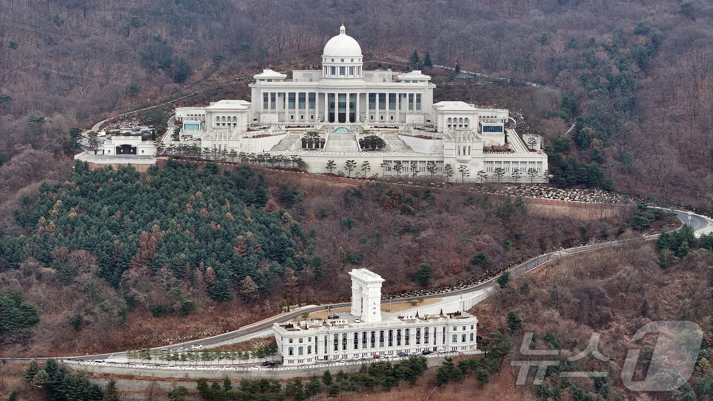 (가평=뉴스1) 김진환 기자 = 이재명 대통령이 종교단체가 정치 개입이나 불법 자금 활동 등 위법 행위를 하면 해산해야 한다고 거듭 강조했다.이 대통령의 발언은 최근 구속 기소된 …