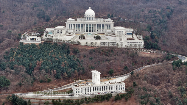 李대통령 "종교단체 정치개입…반사회적 행위 재단 해산시켜야"