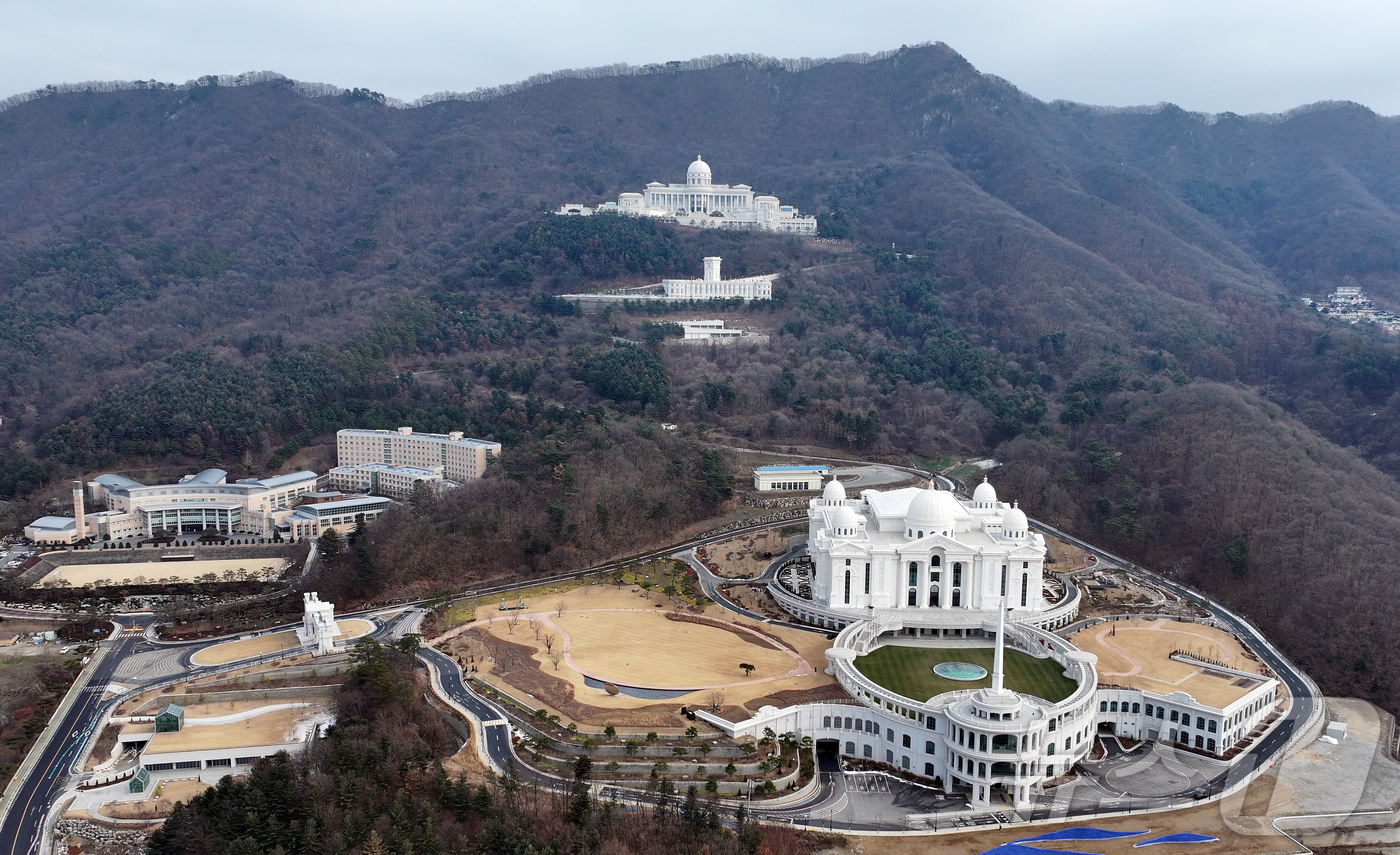 (가평=뉴스1) 김진환 기자 = 이재명 대통령이 종교단체가 정치 개입이나 불법 자금 활동 등 위법 행위를 하면 해산해야 한다고 거듭 강조했다.이 대통령의 발언은 최근 구속 기소된 …