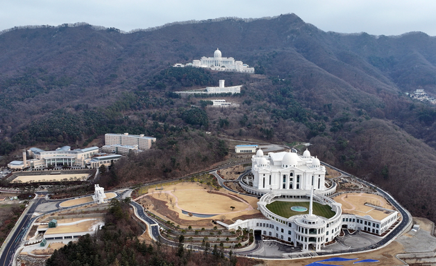 李대통령 "종교단체 정치개입…반사회적 행위 재단 해산시켜야"