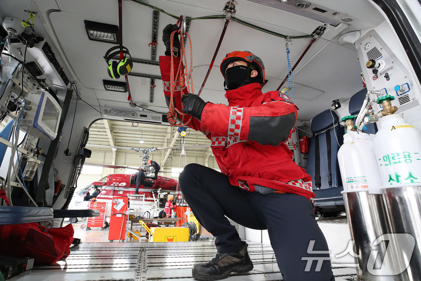 (대구=뉴스1) 공정식 기자 = 메마르고 건조한 날씨가 이어지며 대구·경북 일부 지역에 건조경보 또는 건조주의보가 발효된 10일 대구 공군기지 내 대구119특수대응단 격납고에서 대 …