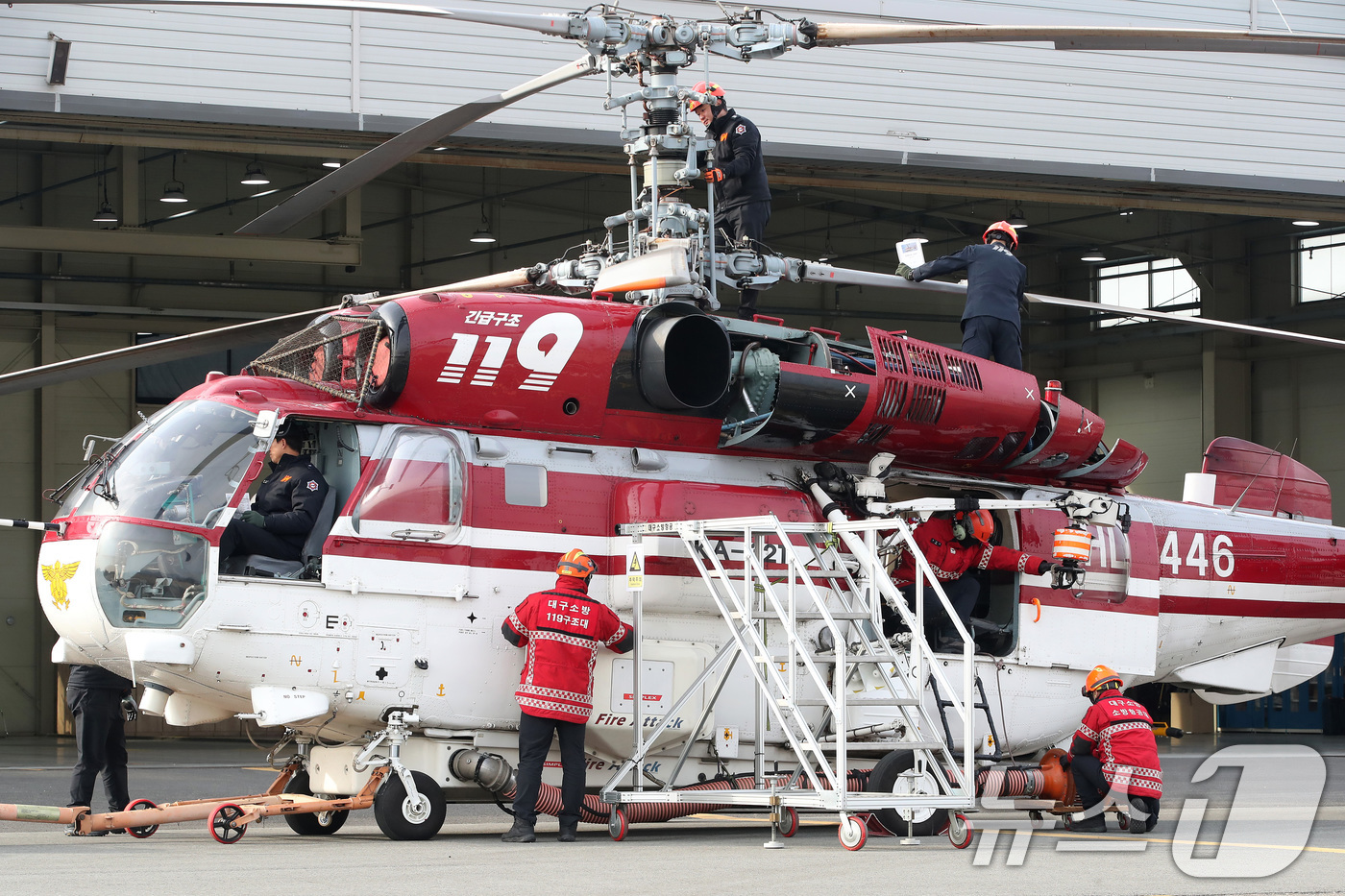 (대구=뉴스1) 공정식 기자 = 메마르고 건조한 날씨가 이어지며 대구·경북 일부 지역에 건조경보 또는 건조주의보가 발효된 10일 대구 공군기지 내 대구119특수대응단 격납고에서 대 …