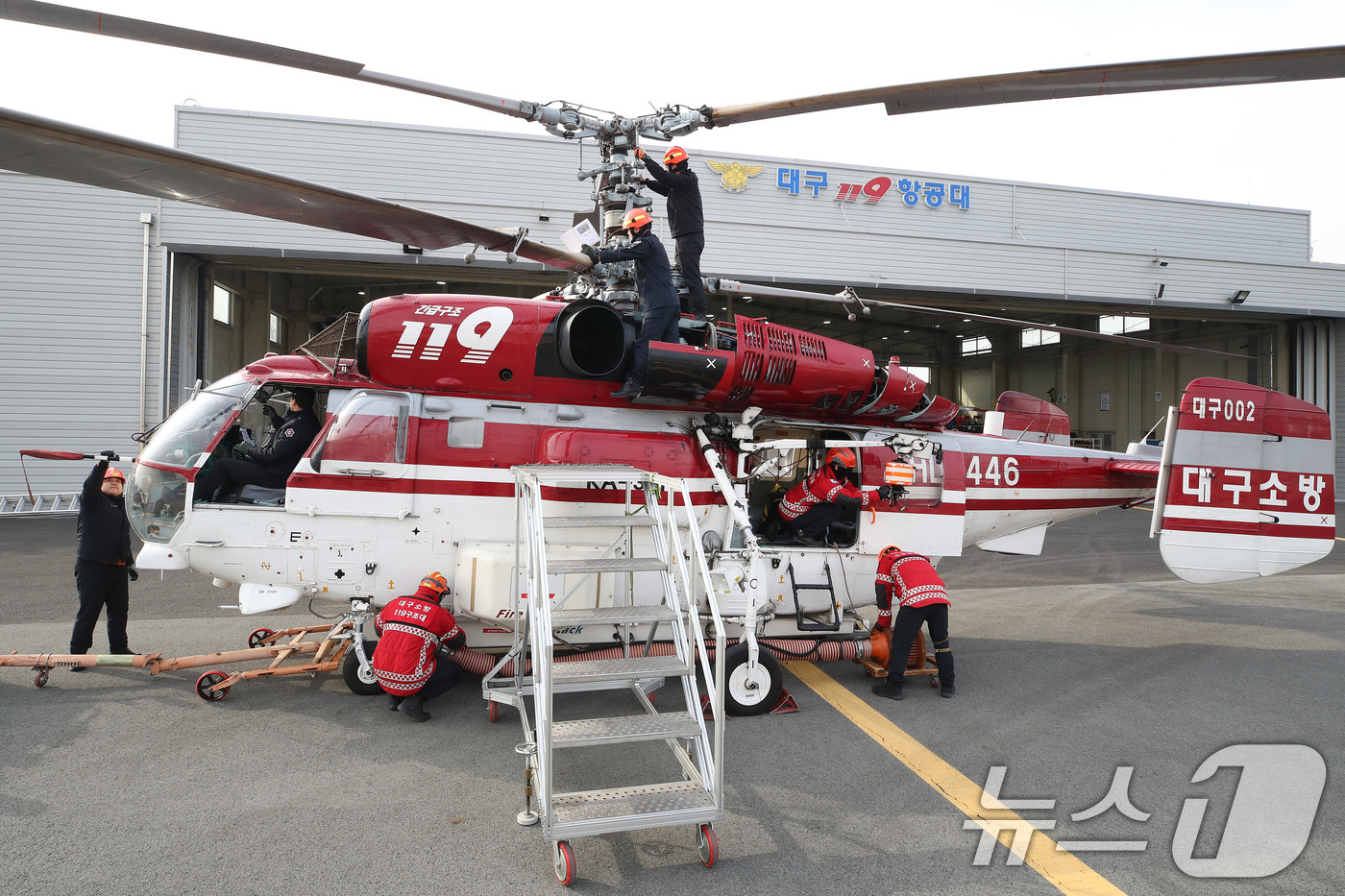 (대구=뉴스1) 공정식 기자 = 메마르고 건조한 날씨가 이어지며 대구·경북 일부 지역에 건조경보 또는 건조주의보가 발효된 10일 대구 공군기지 내 대구119특수대응단 격납고에서 대 …