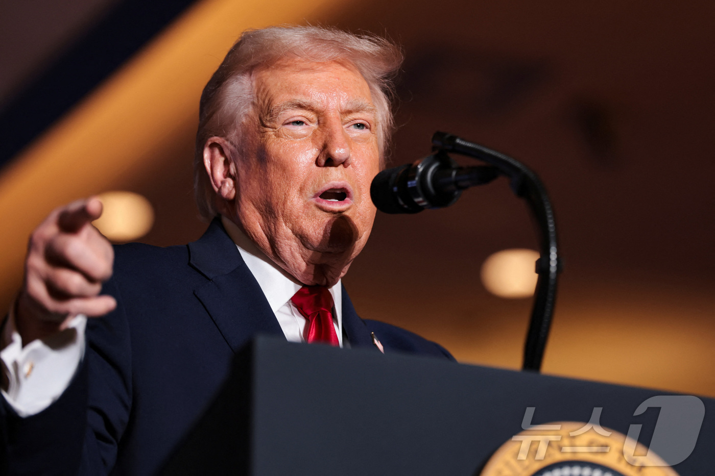 (마운트 포코노 로이터=뉴스1) 김지완 기자 = 9일(현지시간) 도널드 트럼프 미국 대통령이 펜실베이니아주 마운트 포코노의 마운트 에어리 카지노 리조트에서 미국 경제와 생활비 문제 …