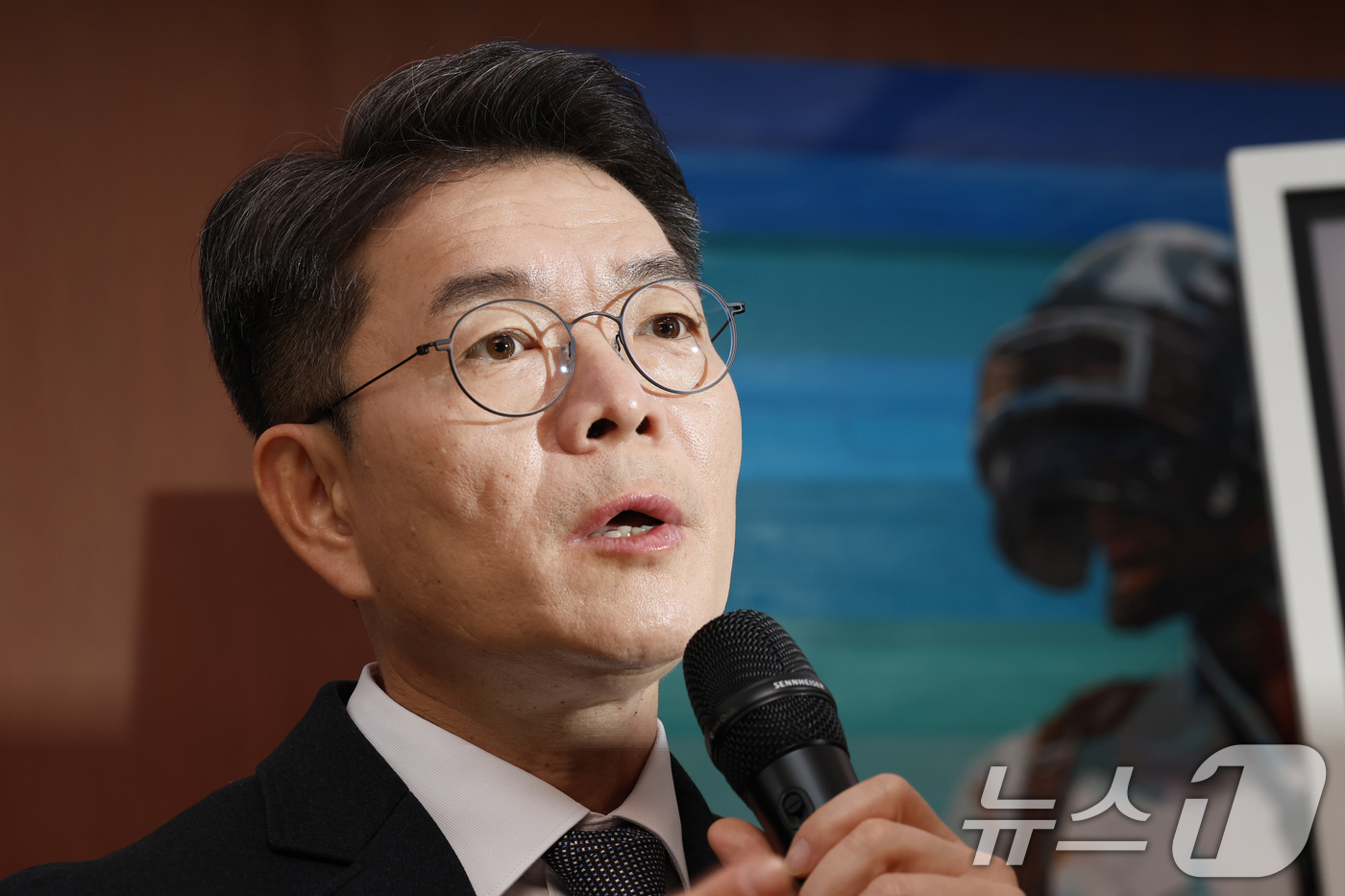 (서울=뉴스1) 박정호 기자 = 정원오 성동구청장이 10일 오후 서울시 성동수 왕십리로 펍지성수 라운지에서 도서 ‘성수동 (도시는 어떻게 사랑받는가)’ 기자간담회를 하고 있다. 2 …