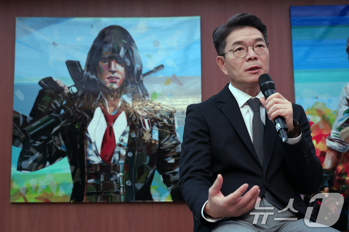 (서울=뉴스1) 박정호 기자 = 정원오 성동구청장이 10일 오후 서울시 성동수 왕십리로 펍지성수 라운지에서 도서 ‘성수동 (도시는 어떻게 사랑받는가)’ 기자간담회를 하고 있다. 2 …