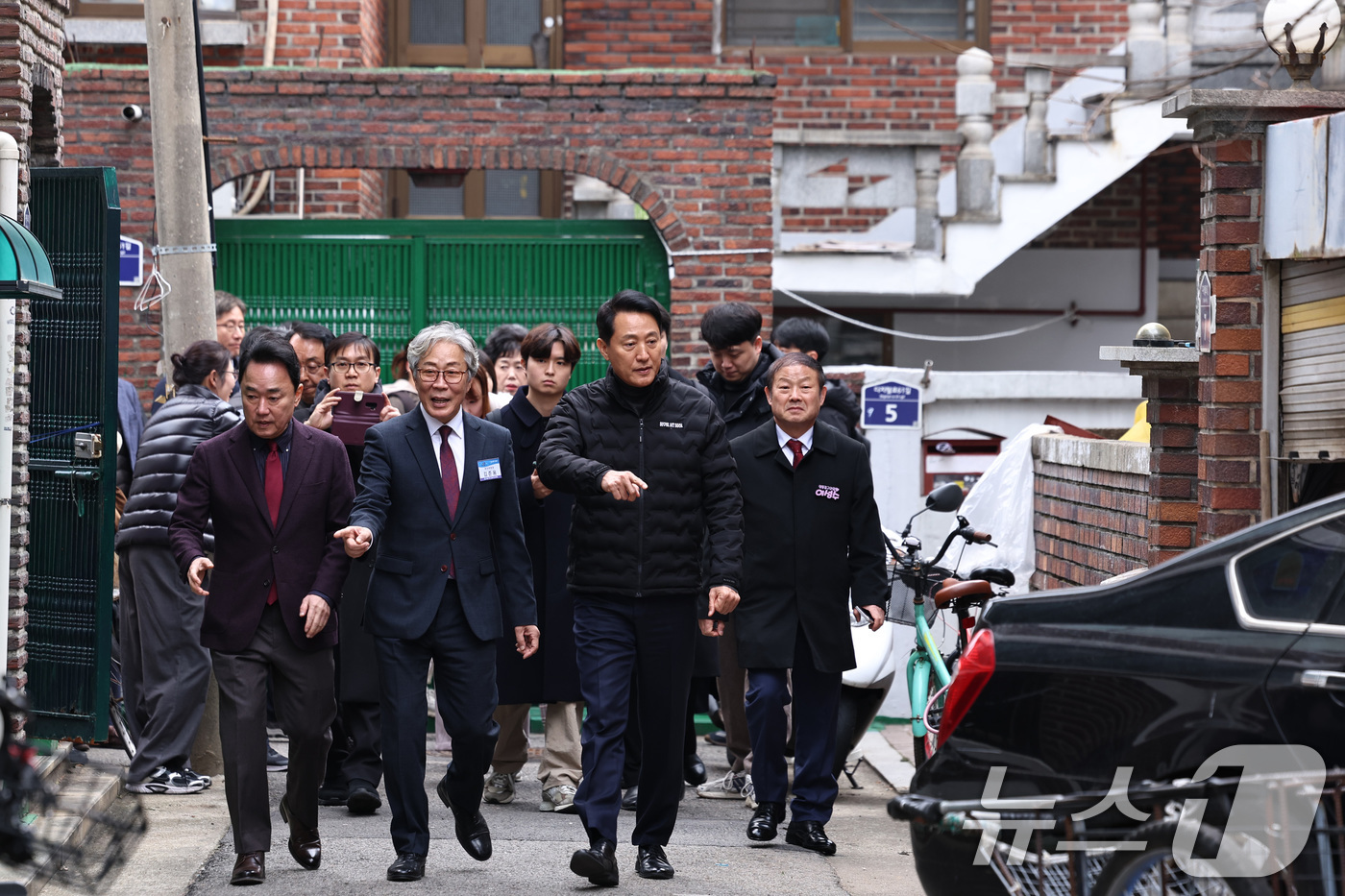 (서울=뉴스1) 구윤성 기자 = 오세훈 서울시장이 10일 오후 서울 영등포구 대림1구역(대림동 855-1 일대) 현장을 찾아 둘러보고 있다. 2025.12.10/뉴스1