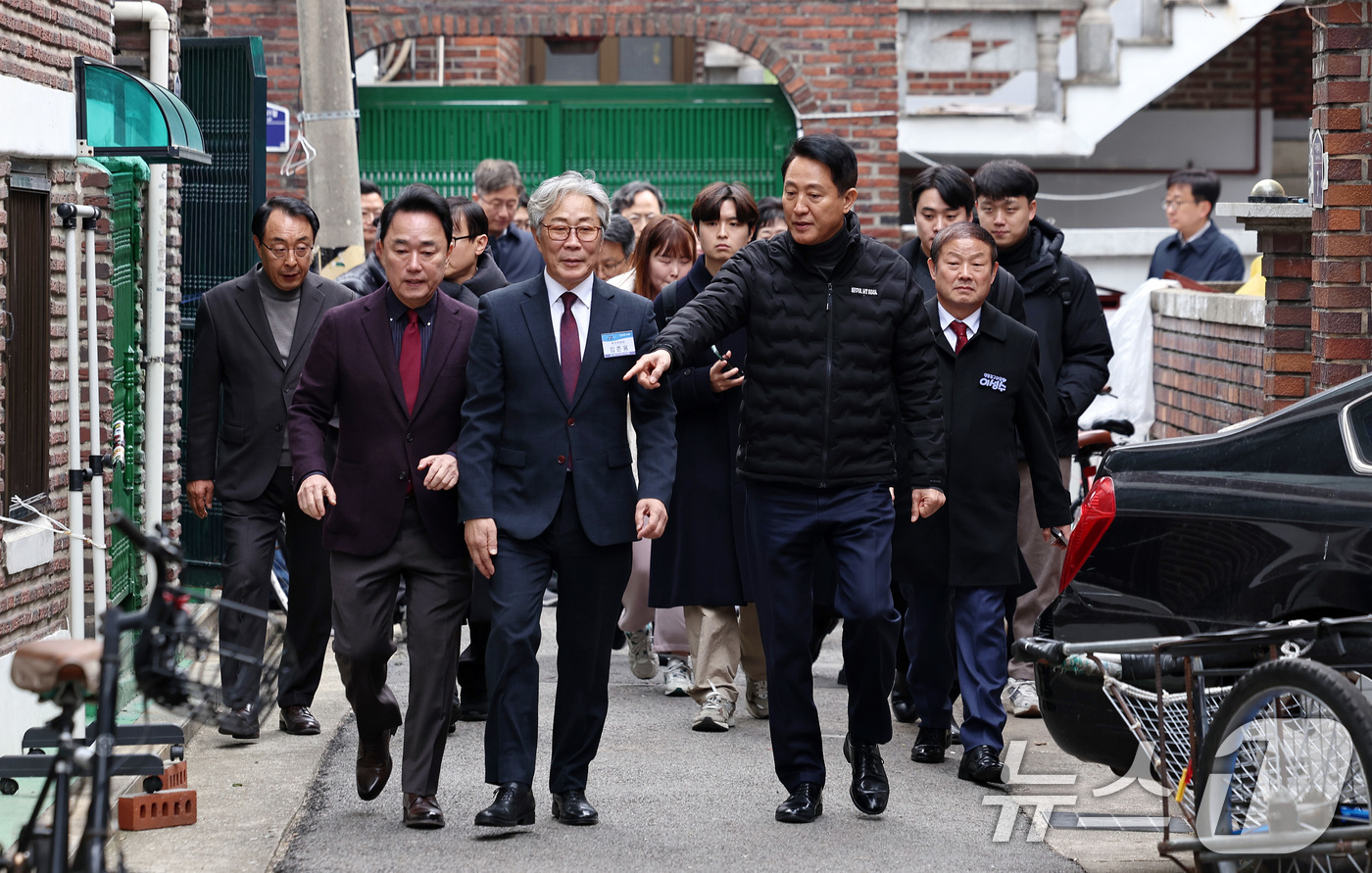 (서울=뉴스1) 구윤성 기자 = 오세훈 서울시장이 10일 오후 서울 영등포구 대림1구역(대림동 855-1 일대) 현장을 찾아 둘러보고 있다. 2025.12.10/뉴스1
