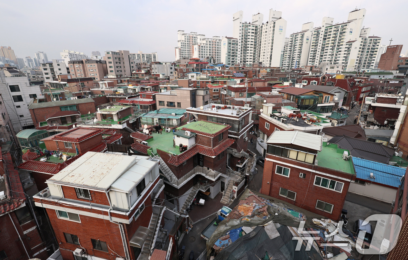 (서울=뉴스1) 구윤성 기자 = 2022년 집중호우로 특별재난지역으로 지정됐던 서울 영등포구 대림동 855-1번지 일대 대림1구역이 호우 예방 시설을 갖춘 최고 35층짜리 단지로 …