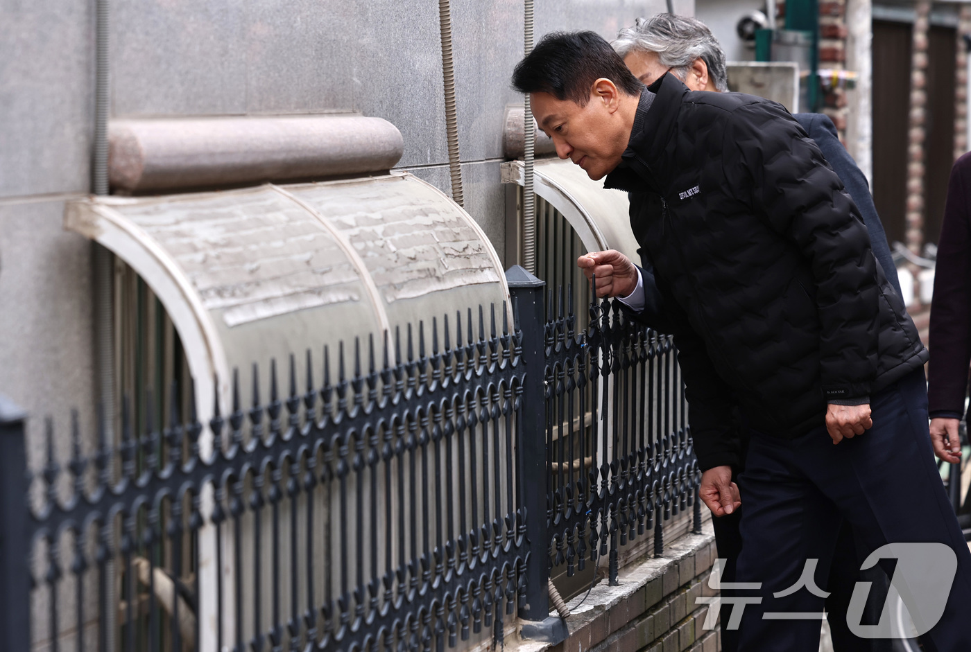 (서울=뉴스1) 구윤성 기자 = 오세훈 서울시장이 10일 오후 서울 영등포구 대림1구역(대림동 855-1 일대) 현장을 찾아 둘러보고 있다. 2025.12.10/뉴스1