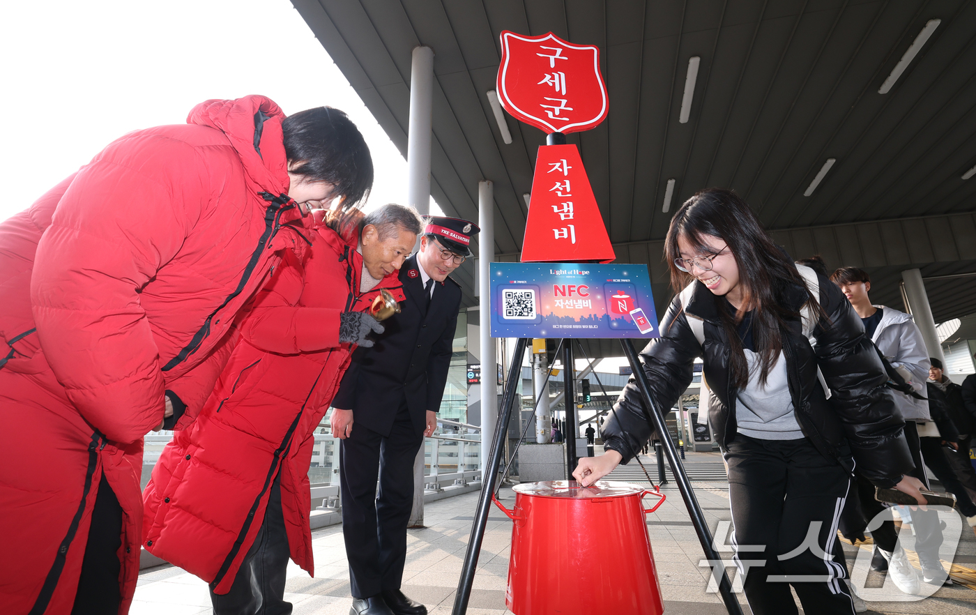 (수원=뉴스1) 김영운 기자 = 10일 경기 수원시 권선구 수원역환승센터에서 한 학생이 구세군 자선냄비에 헌금을 하고 있다.  2025.12.10/뉴스1