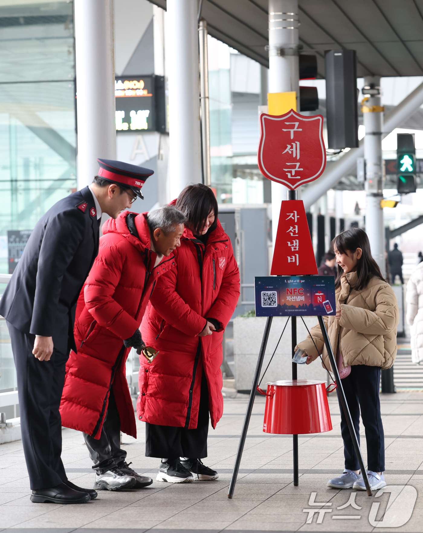 (수원=뉴스1) 김영운 기자 = 10일 경기 수원시 권선구 수원역환승센터에서 한 어린이가 구세군 자선냄비에 헌금을 하고 있다. 2025.12.10/뉴스1