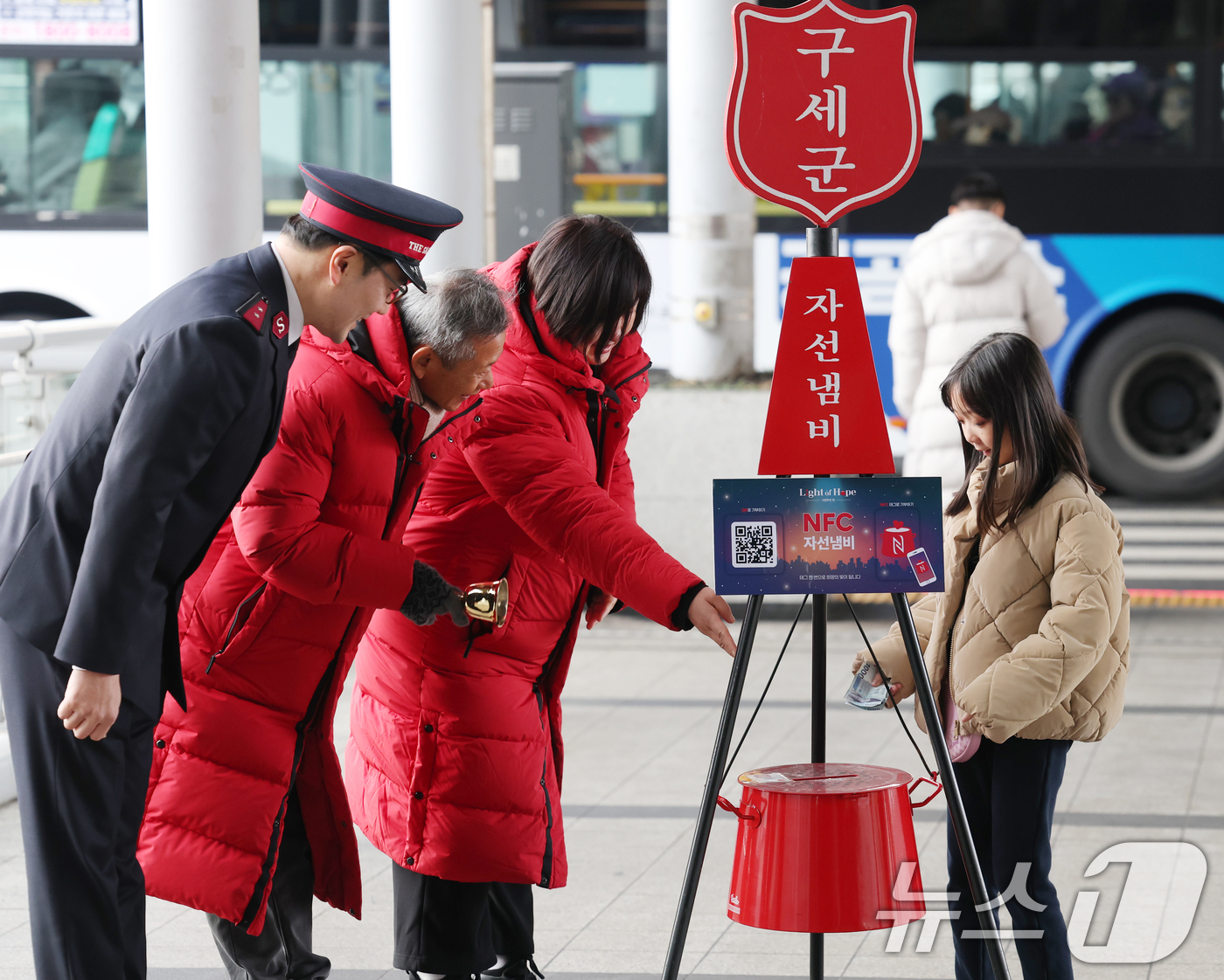 (수원=뉴스1) 김영운 기자 = 10일 경기 수원시 권선구 수원역환승센터에서 한 어린이가 구세군 자선냄비에 헌금을 하고 있다. 2025.12.10/뉴스1