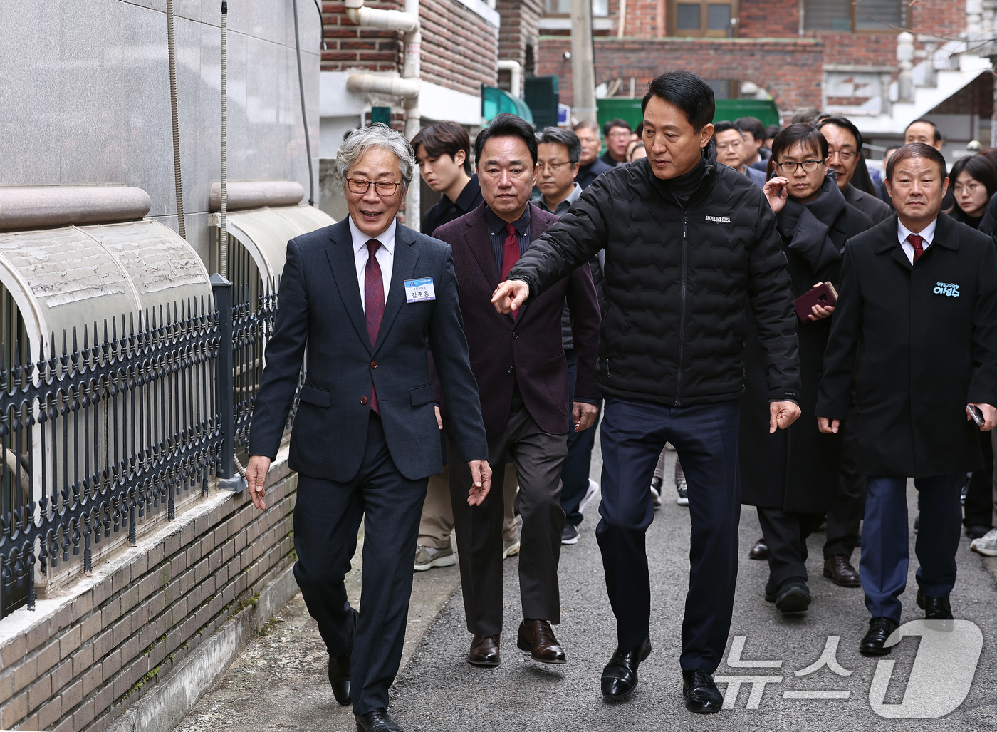 (서울=뉴스1) 구윤성 기자 = 오세훈 서울시장이 10일 오후 서울 영등포구 대림1구역(대림동 855-1 일대) 현장을 찾아 둘러보고 있다. 2025.12.10/뉴스1