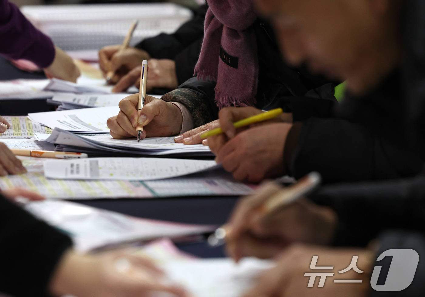 (서울=뉴스1) 구윤성 기자 = 10일 오후 서울 마포구청에서 열린 노인일자리 박람회에서 어르신들이 노인공익활동 및 역량활용사업 신청서를 작성하고 있다. 2025.12.10/뉴스1 …
