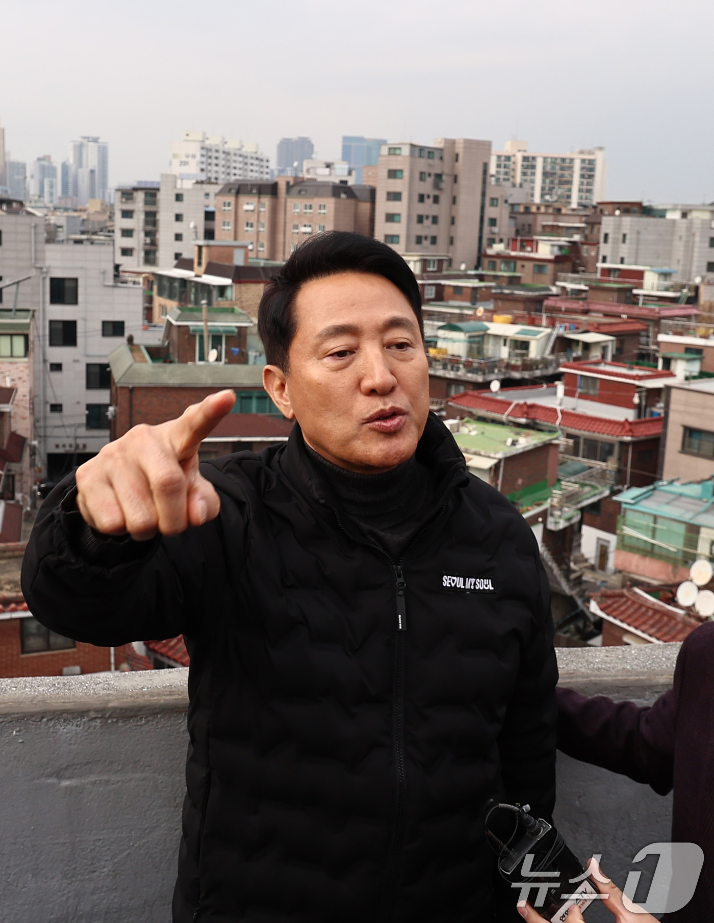 (서울=뉴스1) 구윤성 기자 = 오세훈 서울시장이 10일 오후 서울 영등포구 대림1구역(대림동 855-1 일대) 현장을 찾아 둘러보고 있다. 2025.12.10/뉴스1