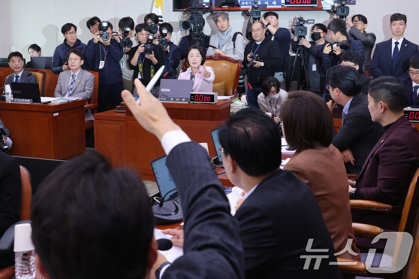 본문 이미지 - 추미애 위원장과 신동욱 국민의힘 의원이 10일 서울 여의도 국회에서 열린 법제사법위원회 전체회의에서 언쟁을 벌이고 있다. 2025.12.10/뉴스1 ⓒ News1 신웅수 기자