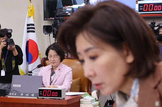 나경원 "추미애는 필버서 노래 불러"…추 "의제와 깊은 관련"