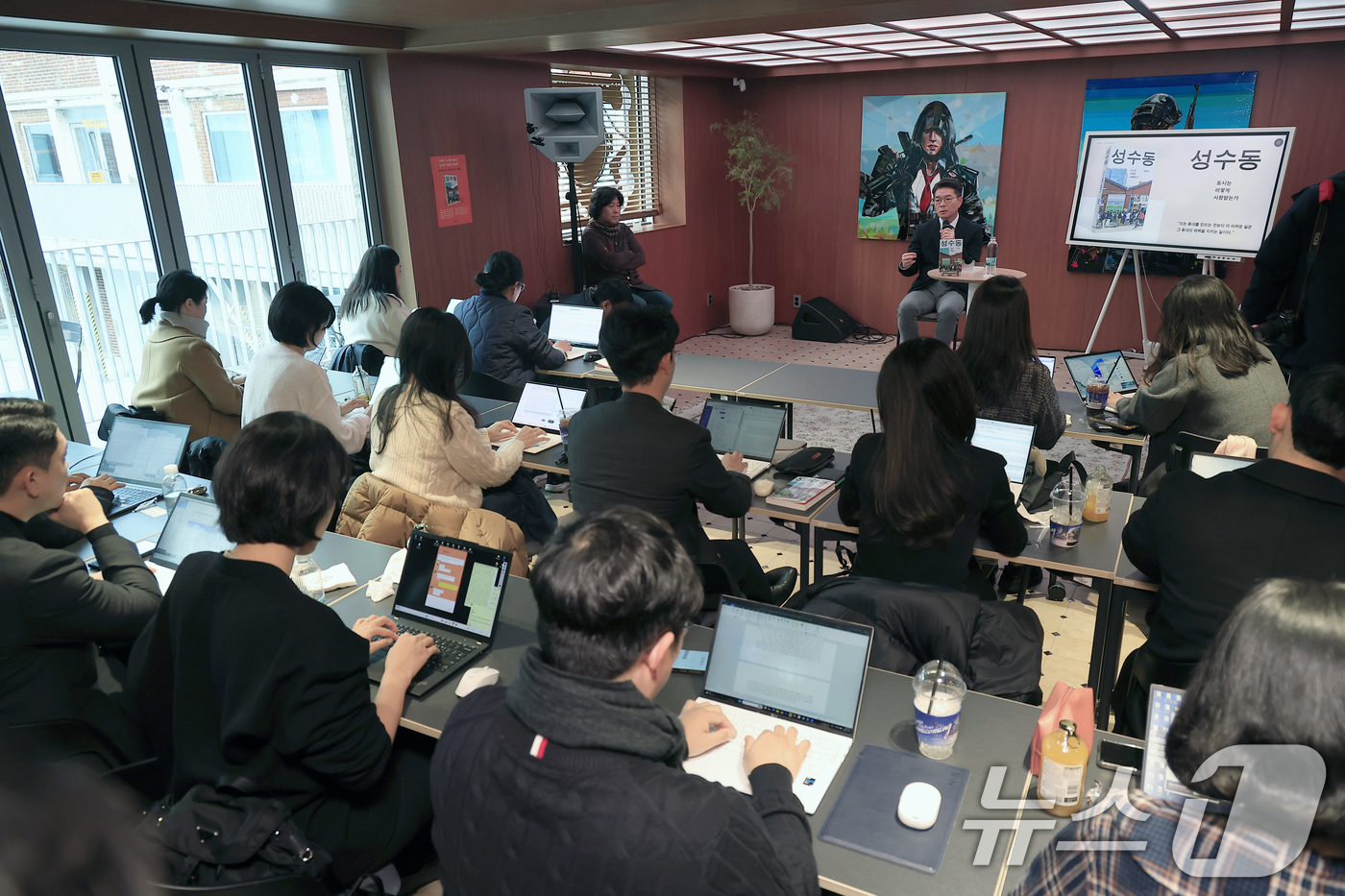 (서울=뉴스1) 박정호 기자 = 정원오 성동구청장이 10일 오후 서울시 성동수 왕십리로 펍지성수 라운지에서 도서 ‘성수동 (도시는 어떻게 사랑받는가)’ 기자간담회를 하고 있다. 2 …