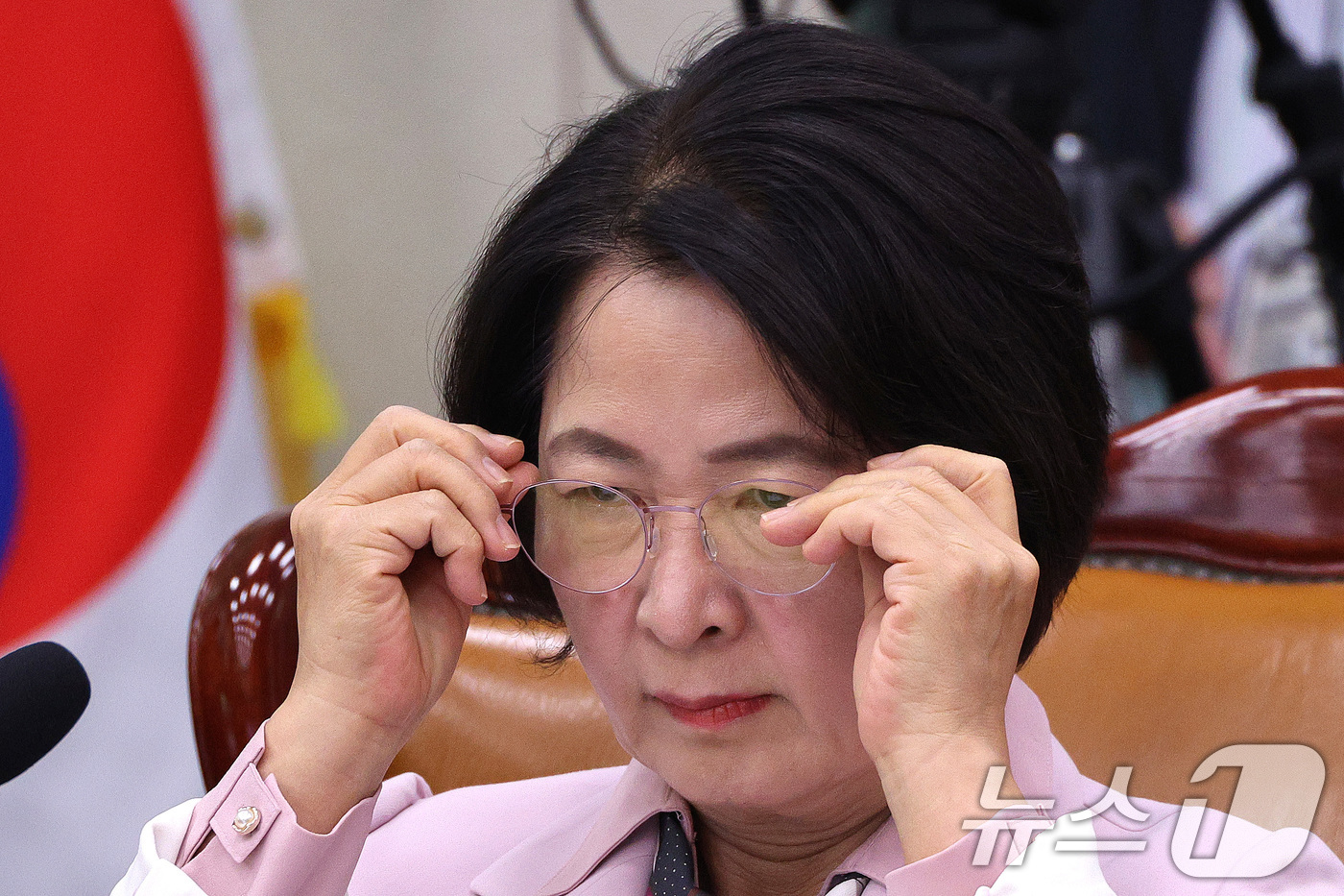 (서울=뉴스1) 신웅수 기자 = 추미애 위원장이 10일 서울 여의도 국회에서 열린 법제사법위원회 전체회의에서 안경을 고쳐쓰고 있다. 2025.12.10/뉴스1