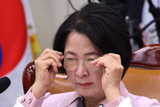 안경 고쳐쓰는 추미애 위원장