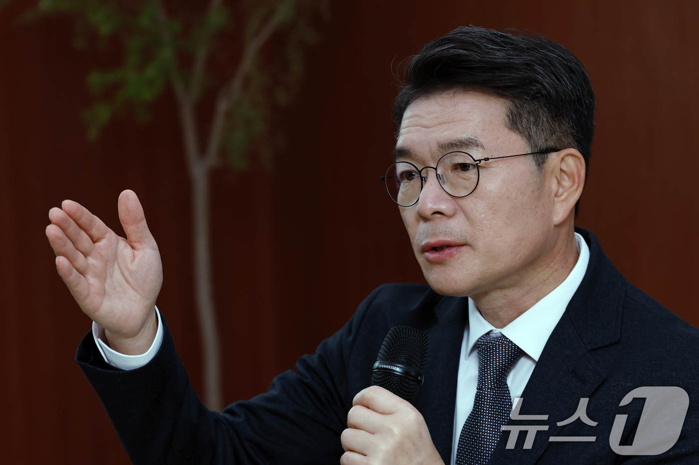 (서울=뉴스1) 박정호 기자 = 정원오 성동구청장이 10일 오후 서울시 성동수 왕십리로 펍지성수 라운지에서 도서 ‘성수동 (도시는 어떻게 사랑받는가)’ 기자간담회를 하고 있다. 2 …