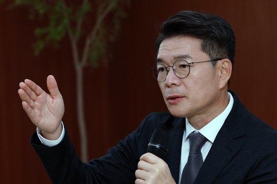 취재진 질문에 답하는 정원오 구청장