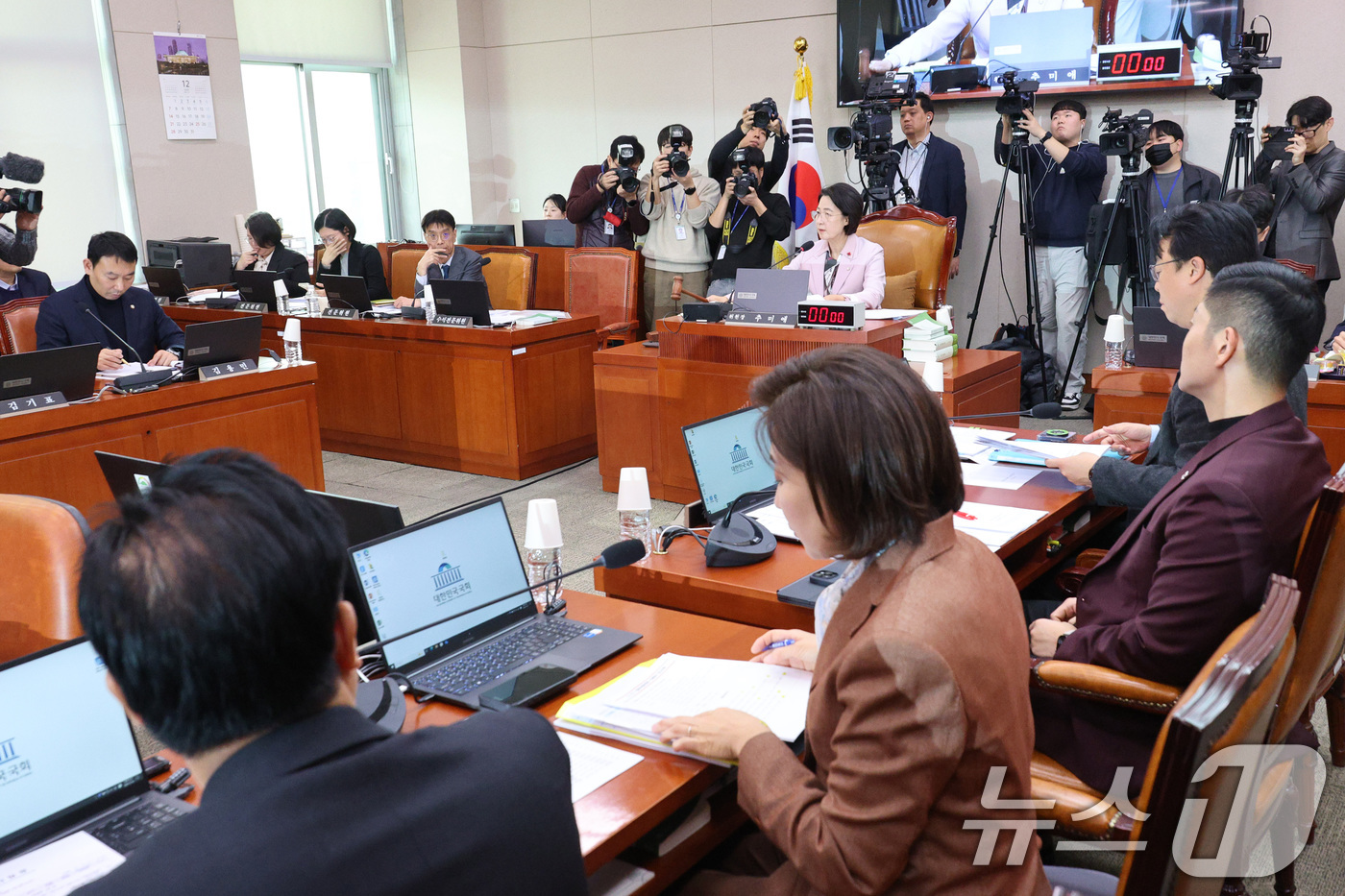 (서울=뉴스1) 신웅수 기자 = 추미애 위원장이 10일 서울 여의도 국회에서 열린 법제사법위원회 전체회의에서 안건을 통과시키고 있다. 2025.12.10/뉴스1