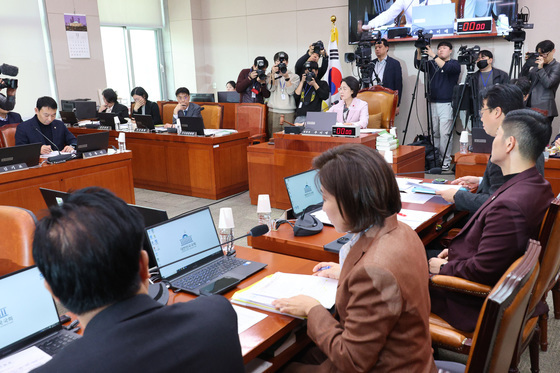 법사위 주재하는 추미애 위원장