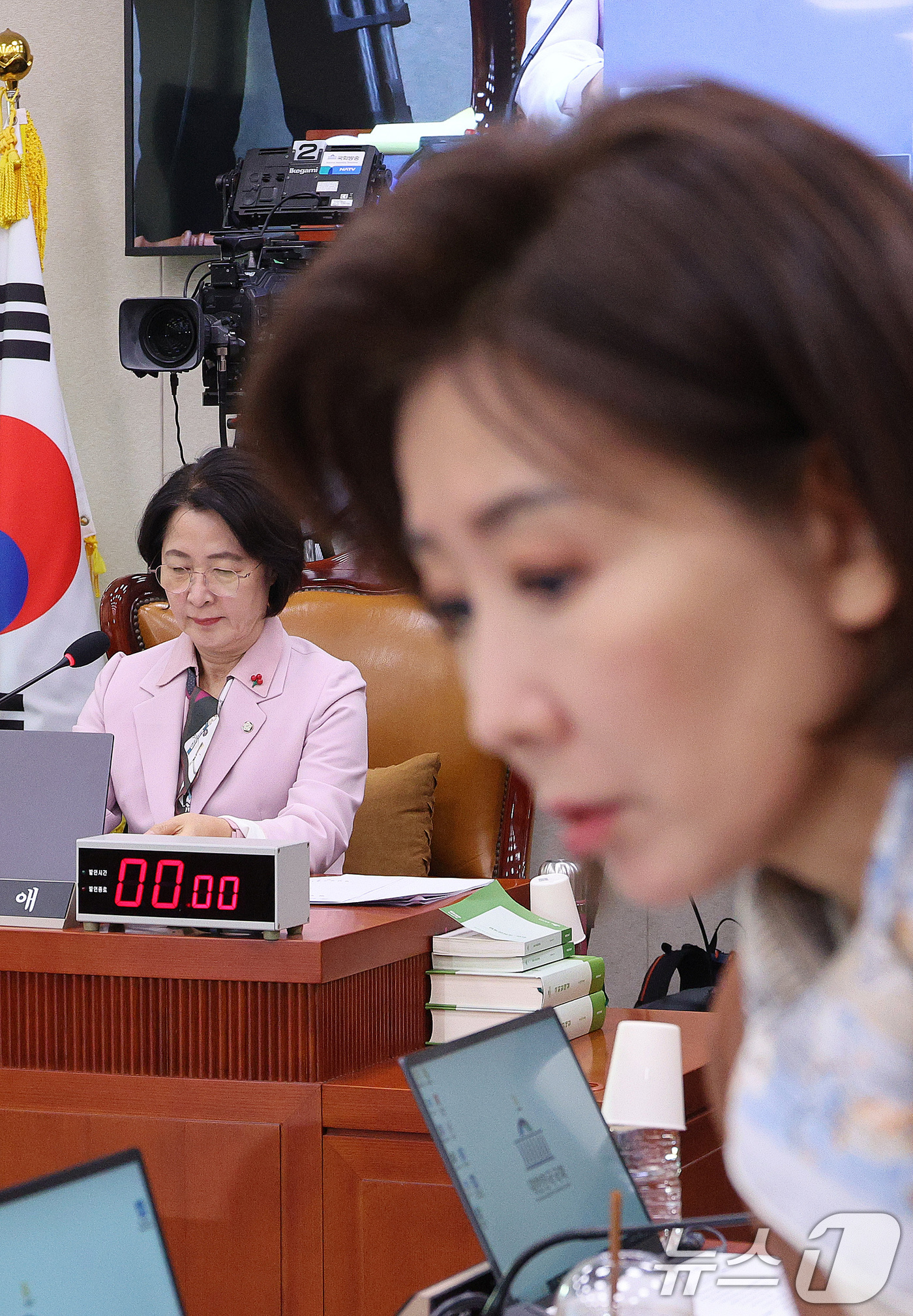 (서울=뉴스1) 신웅수 기자 = 추미애 위원장과 나경원 국민의힘 의원이 10일 서울 여의도 국회에서 열린 법제사법위원회 전체회의에 참석하고 있다. 2025.12.10/뉴스1