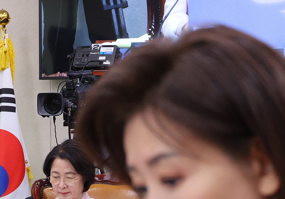 법사위원회 참석하는 추미애·나경원