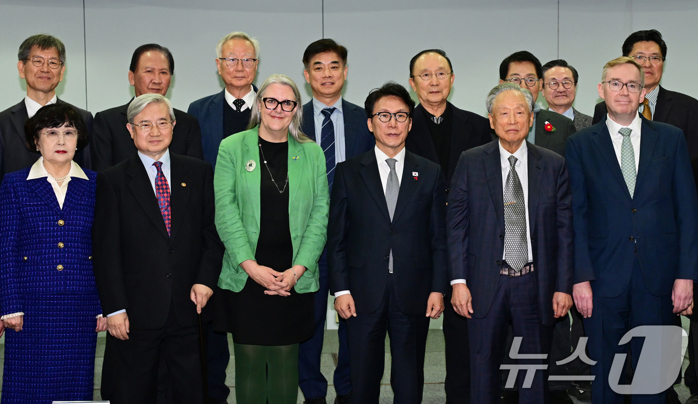 (서울=뉴스1) 청사사진기자단 = 김민석 국무총리와 권노갑 김대중재단 이사장, 미셸 윈트럽 아일랜드 대사 등 참석자들이 10일 오후 서울 마포구 연세대학교 김대중도서관에서 열린 김 …