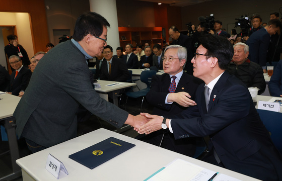 박지원 "민주, 김어준·유시민에 휘둘리지 않아…김민석 당권 표출, 자제를"