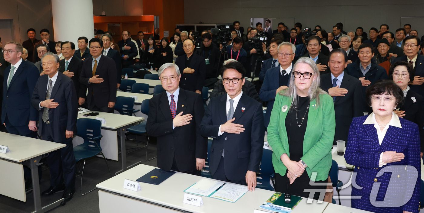 (서울=뉴스1) 청사사진기자단 = 김민석 국무총리, 권노갑 김대중재단 이사장, 김성재 김대중평화센터 이사장 등 참석자들이 10일 서울 마포구 연세대학교 김대중도서관에서 열린 김대중 …