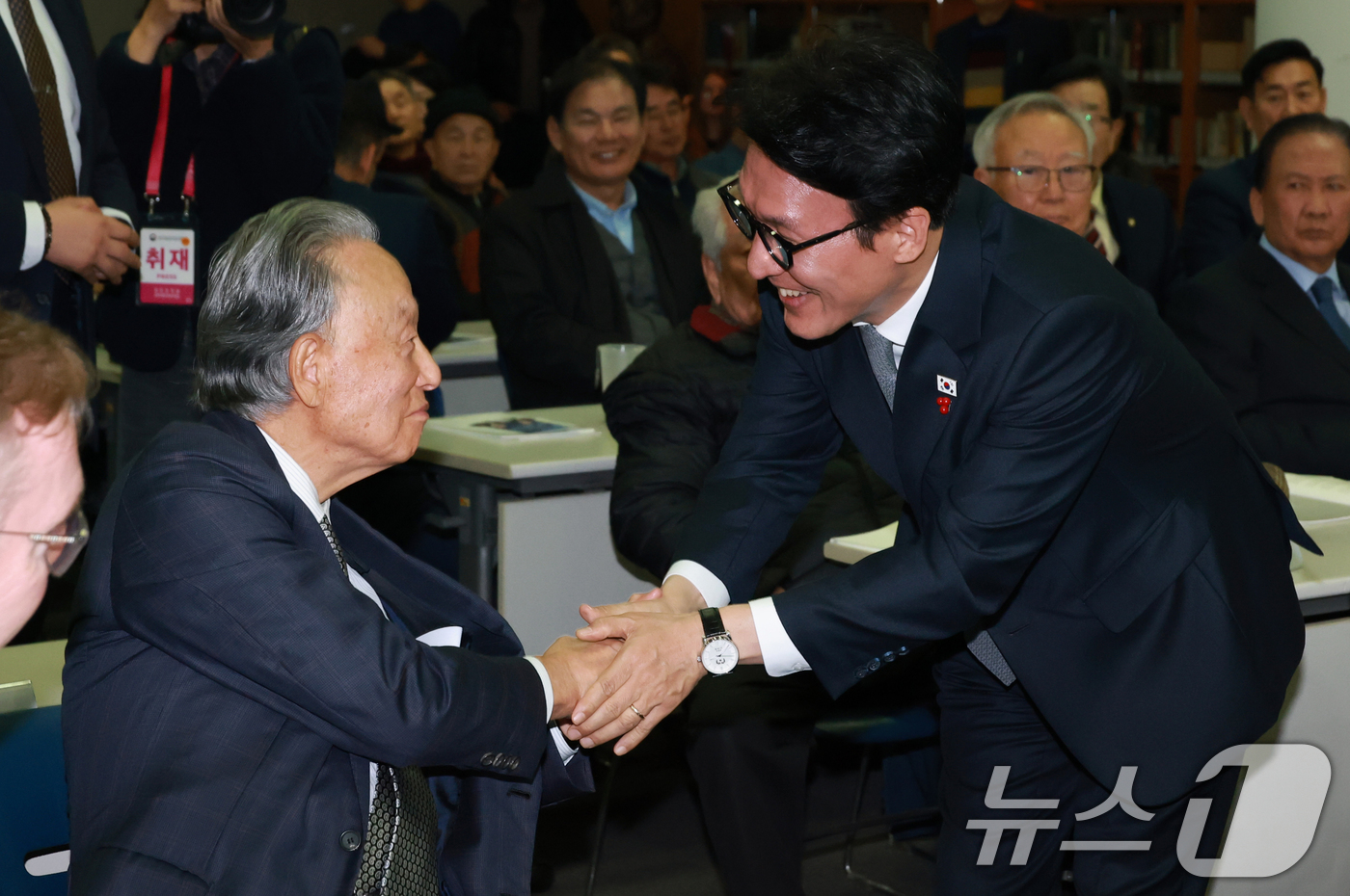 (서울=뉴스1) 청사사진기자단 = 김민석 국무총리가 10일 서울 마포구 연세대학교 김대중도서관에서 열린 김대중대통령 노벨평화상 수상 25주년 기념식에서 권노갑 김대중재단 이사장과 …