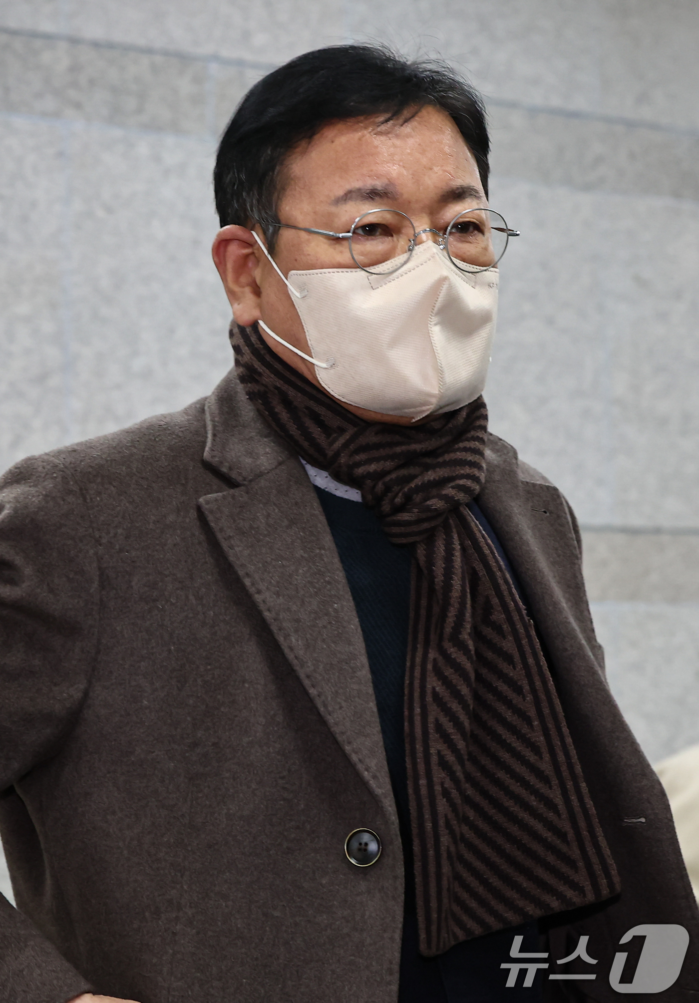 (서울=뉴스1) 김도우 기자 = '쌍방울 대북 송금 사건'을 수사하는 과정에서 진술 회유가 있었다는 의혹을 받는 안부수 아태평화교류협회장이 10일 서울 서초구 중앙지방법원에서 열린 …