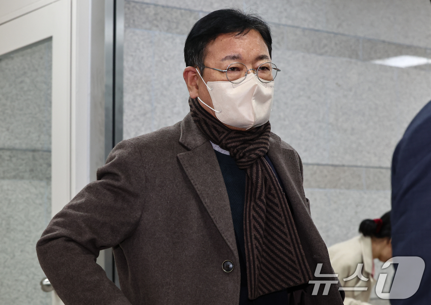 (서울=뉴스1) 김도우 기자 = '쌍방울 대북 송금 사건'을 수사하는 과정에서 진술 회유가 있었다는 의혹을 받는 안부수 아태평화교류협회장이 10일 서울 서초구 중앙지방법원에서 열린 …