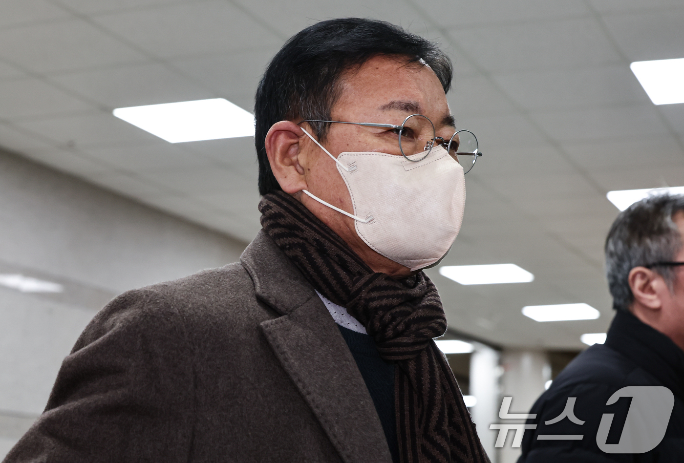 (서울=뉴스1) 김도우 기자 = '쌍방울 대북 송금 사건'을 수사하는 과정에서 진술 회유가 있었다는 의혹을 받는 안부수 아태평화교류협회장이 10일 서울 서초구 중앙지방법원에서 열린 …