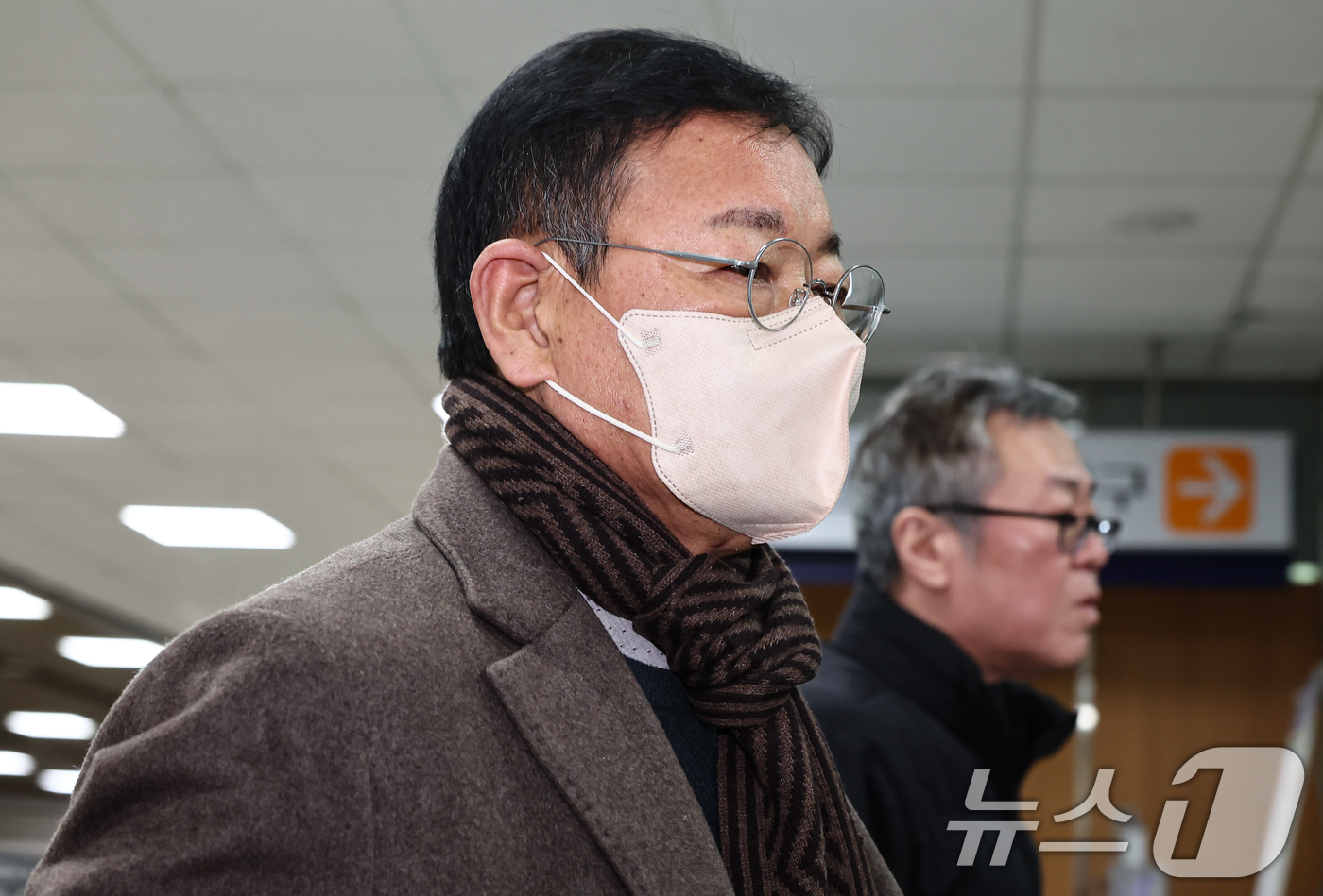 (서울=뉴스1) 김도우 기자 = '쌍방울 대북 송금 사건'을 수사하는 과정에서 진술 회유가 있었다는 의혹을 받는 안부수 아태평화교류협회장이 10일 서울 서초구 중앙지방법원에서 열린 …