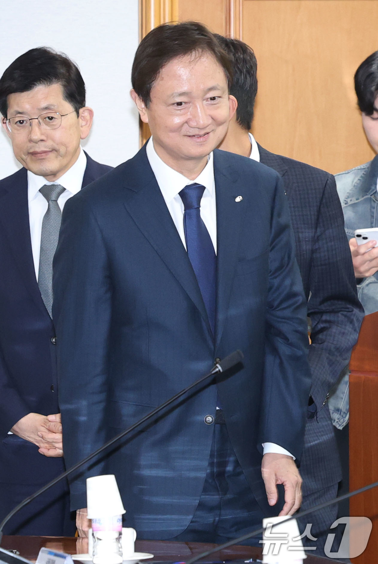 (서울=뉴스1) 이광호 기자 = 이찬진 금융감독원장이 10일 오후 서울 중구 명동 은행회관에서 열린 금융지주회장들과의 간담회에 참석하고 있다.  2025.12.10/뉴스1