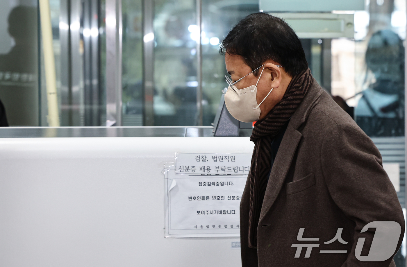 (서울=뉴스1) 김도우 기자 = '쌍방울 대북 송금 사건'을 수사하는 과정에서 진술 회유가 있었다는 의혹을 받는 안부수 아태평화교류협회장이 10일 서울 서초구 중앙지방법원에서 열린 …