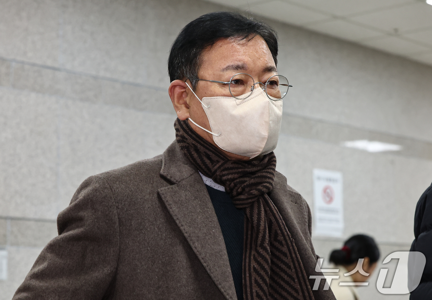 (서울=뉴스1) 김도우 기자 = '쌍방울 대북 송금 사건'을 수사하는 과정에서 진술 회유가 있었다는 의혹을 받는 안부수 아태평화교류협회장이 10일 서울 서초구 중앙지방법원에서 열린 …