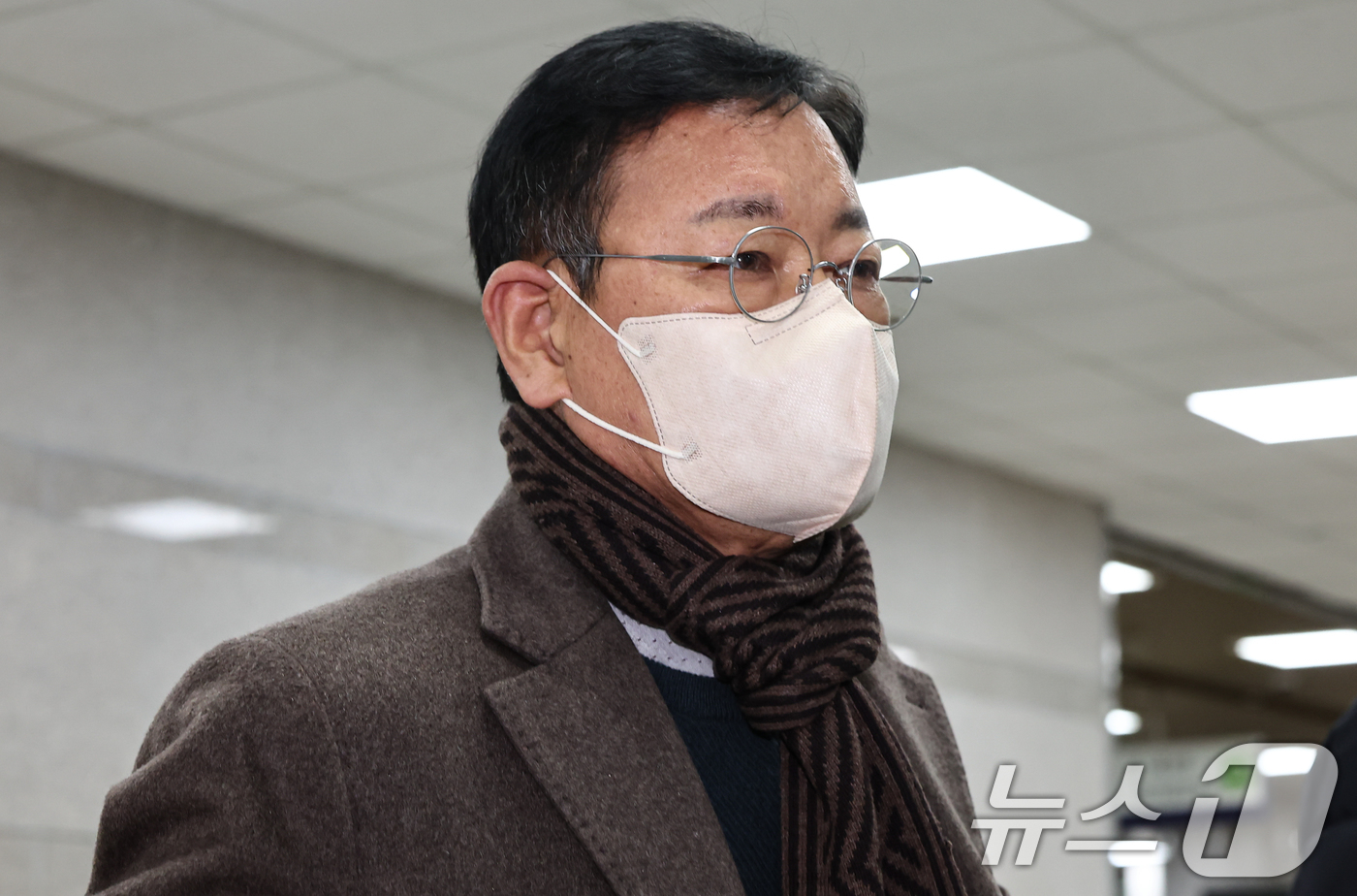 (서울=뉴스1) 김도우 기자 = '쌍방울 대북 송금 사건'을 수사하는 과정에서 진술 회유가 있었다는 의혹을 받는 안부수 아태평화교류협회장이 10일 서울 서초구 중앙지방법원에서 열린 …