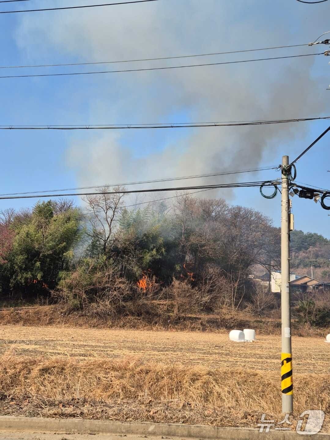 본문 이미지 - 10일 강원 양양 손양면에서 발생한 산불 현장.&#40;동부지방산림청 제공, 재판매 및 DB 금지&#41; 2025.12.10/뉴스1