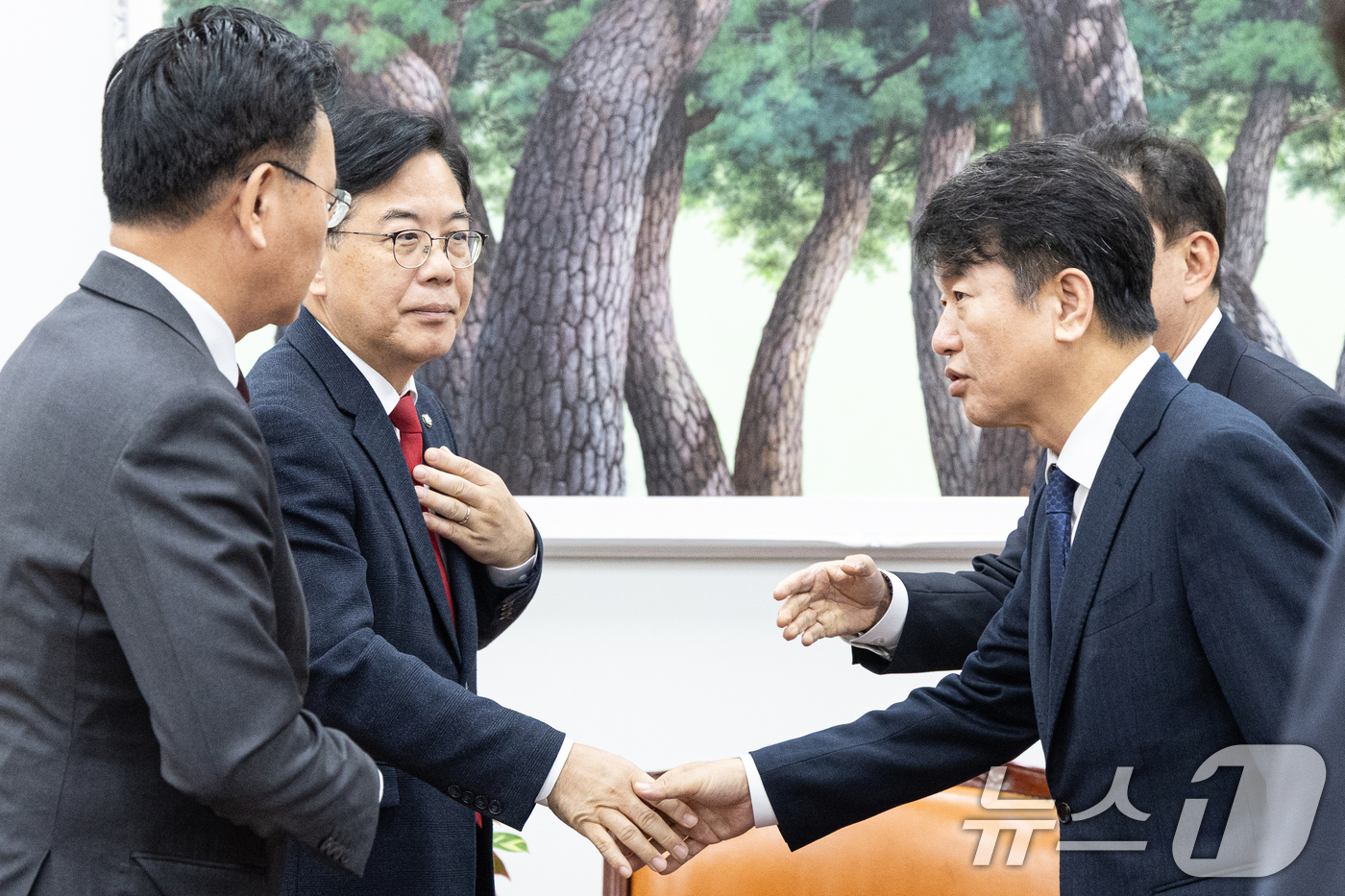 (서울=뉴스1) 이승배 기자 = 송언석 국민의힘 원내대표가 10일 서울 여의도 국회에서 김병기 더불어민주당 원내대표, 문진석 원내수석과 비공개 회동을 하고 있다. 2025.12.1 …